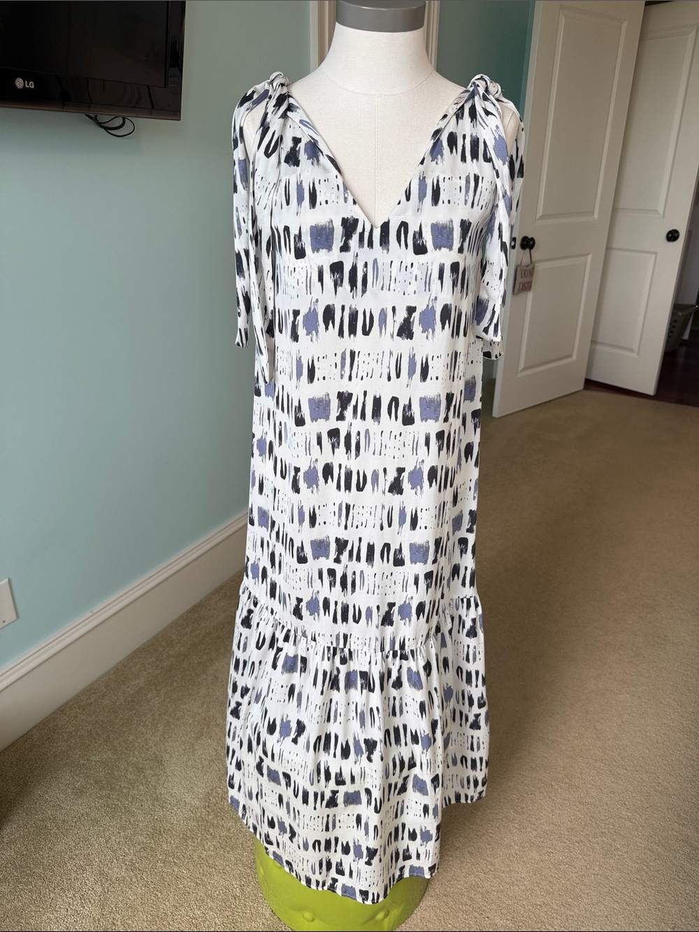 Banana Republic Cream Maxi  Dress Black & Gray/Blue Print size Small